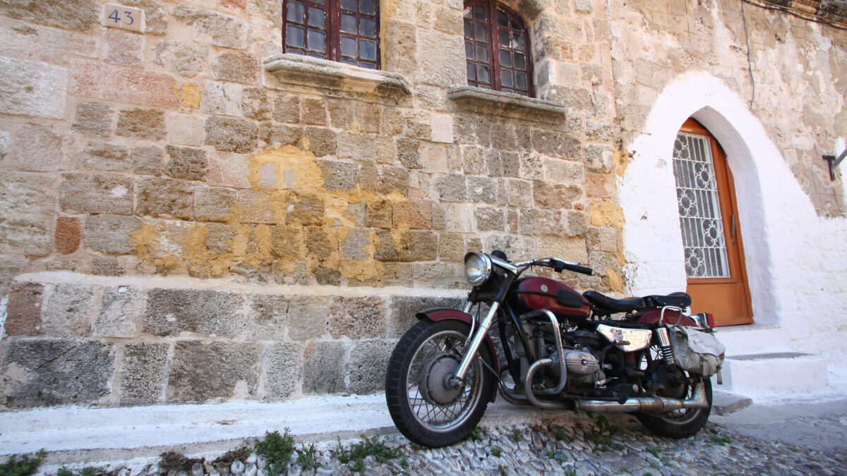 Altes Motorrad vor Gebäude