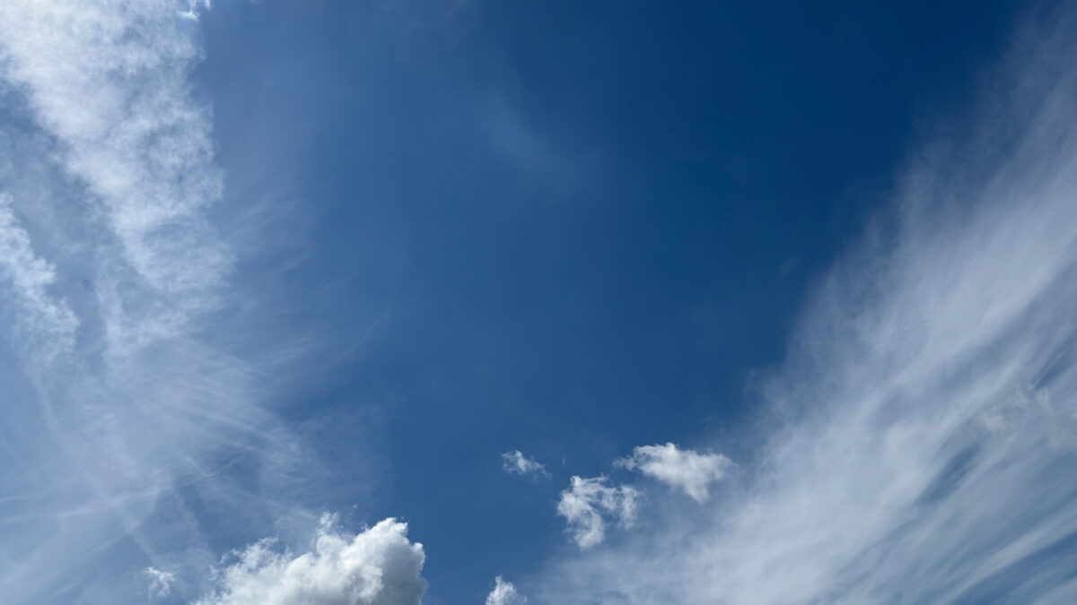 Weitläufiger blauer Himmel mit zarten Wolken